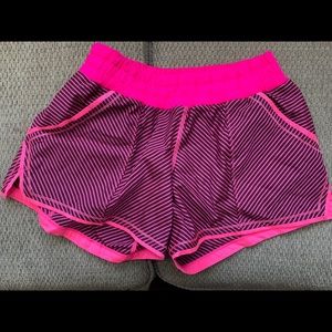 Lululemon Tracker Shorts. Hot pink - 6